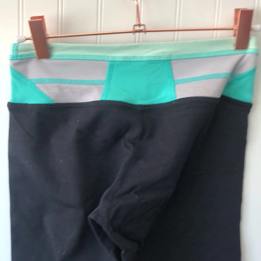 Lululemon Crop Running Leggings 4 reversible - Picture 2 of 9